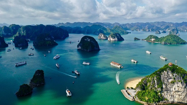 How many islands in Halong Bay