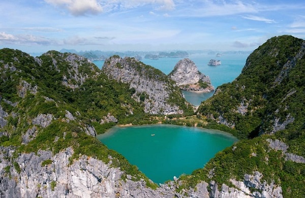 beautiful islands in Ha Long Bay