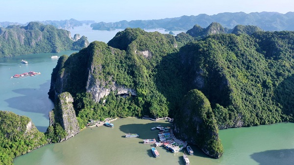 beautiful islands in Ha Long Bay