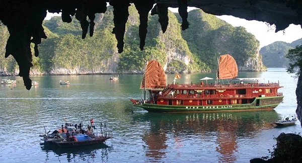 beautiful islands in Ha Long Bay