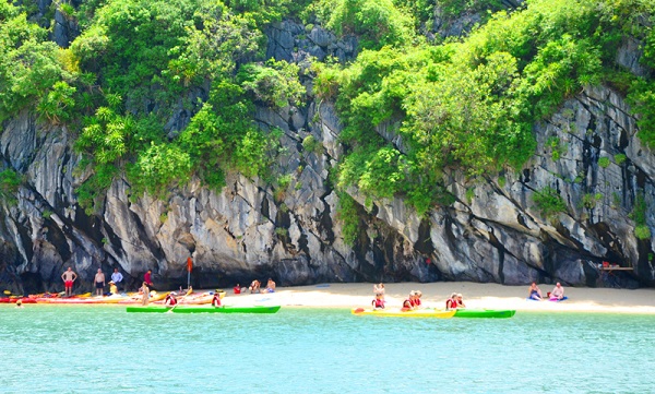 beautiful islands in Ha Long Bay